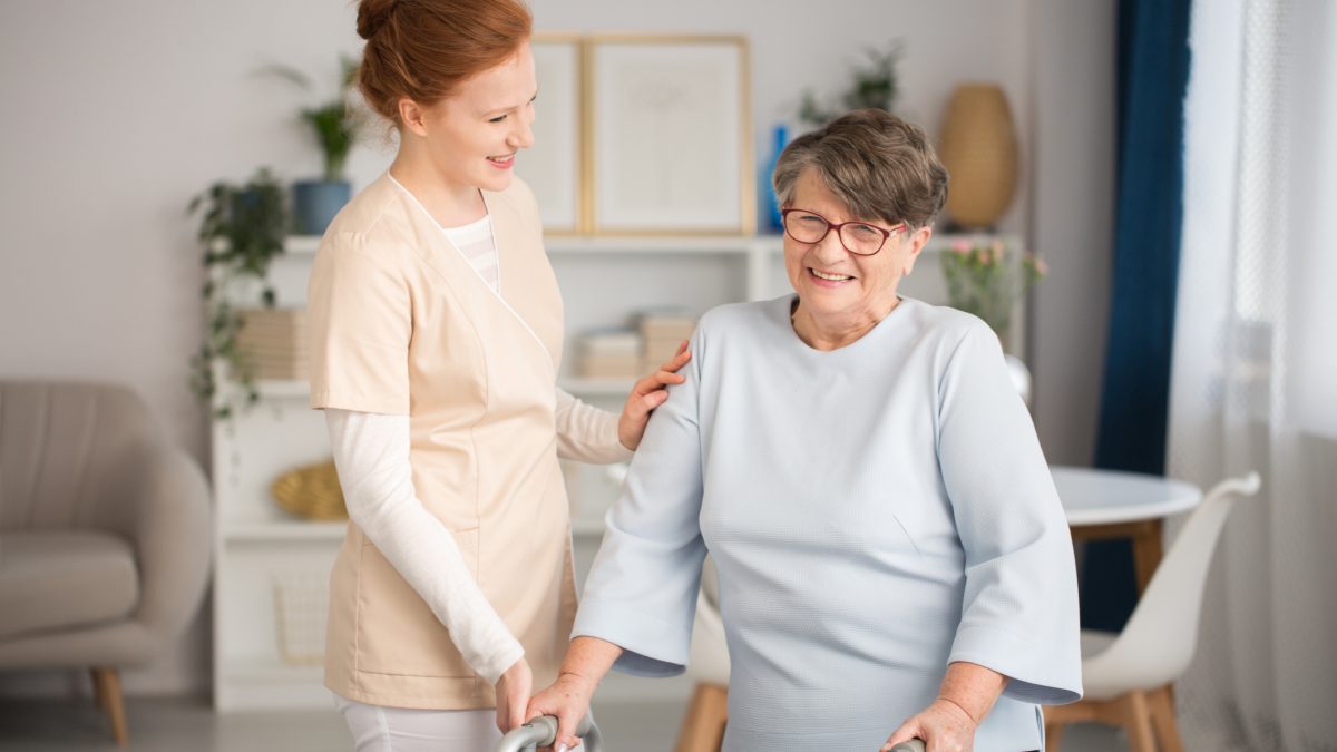 Why does live-in home care for the elderly can be good?